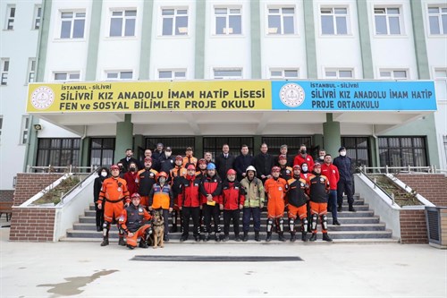 1-7 Mart Deprem Haftası kapsamında, Silivri Kız Anadolu İmam Hatip Lisesi’nde “Deprem Anı ve Tahliye Tatbikatı” gerçekleştirildi.