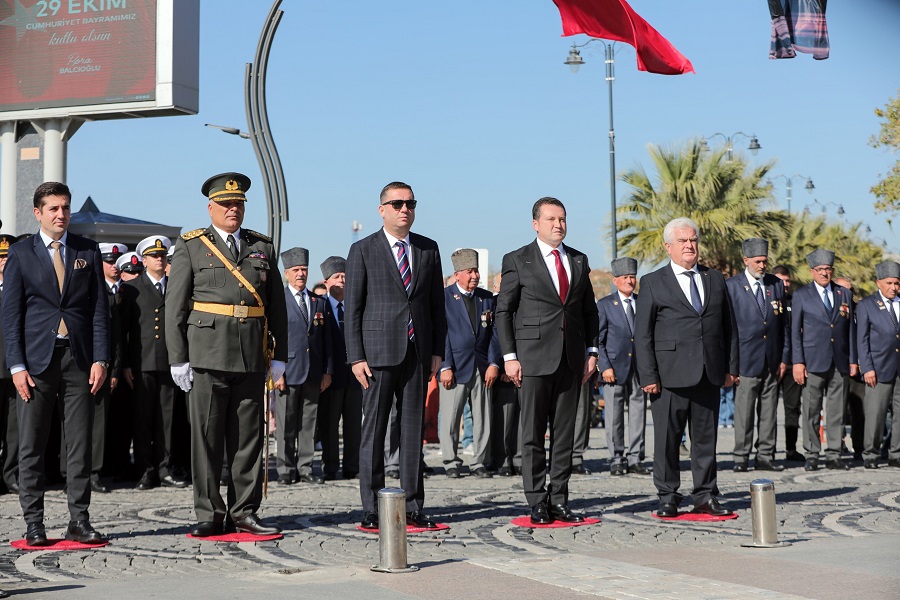 29 Ekim Cumhuriyetimizin Kuruluşunun 101.Yıldönümünde Atatürk Anıtına Çelenk Sunma Töreni Gerçekleştirildi.