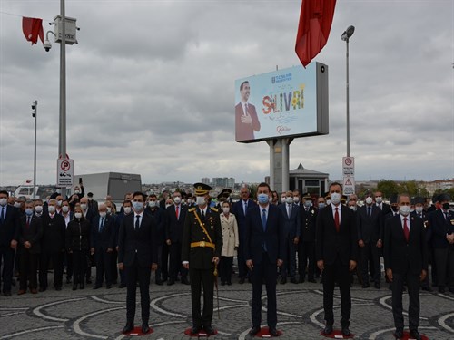29 Ekim Cumhuriyet Bayramı İlçemizde Çelenk Koyma Töreni ile Başladı.